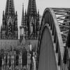 Köln, Dom und Hohenzollernbrücke, schwarz-weiß von Patrick Verhoef