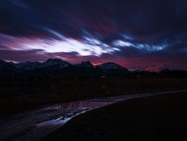 Zonsondergang met bergen