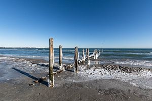 des épis glacés sur la plage de Juliusruh, Rügen