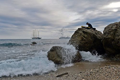 Siciliaanse visser op de Ionische Zee in Giardini-Naxos