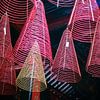 Bâtonnets d'encens dans une pagode à Saigon sur Silva Wischeropp