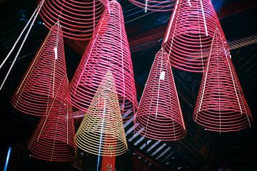 Wierookstokjes in een pagode in Saigon van Silva Wischeropp