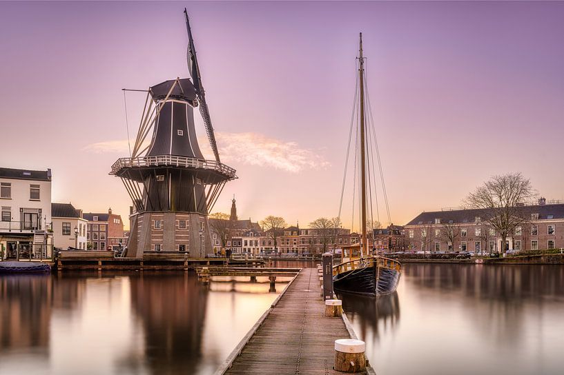 Molen de Adriaan tijdens zonsondergang van Ruud van der Aalst