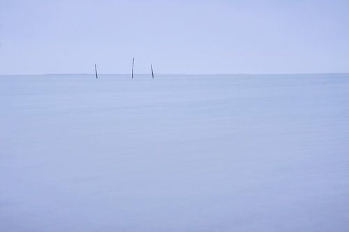 Cannes à pêche dans la mer à la tombée de la nuit 2 | Bleu, Exposition longue, Art Minimal, Pays-Bas