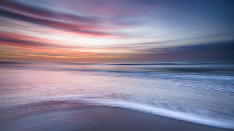 Motion @ the shore No. 7 by Linda Raaphorst