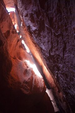 Rood paarse rotsen van de Quebrada de Cafayate canyon in Rio de Las Conchas national park in Salta,  van WorldWidePhotoWeb
