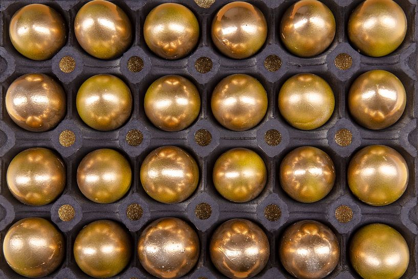 Gouden bollen in een symmetrisch presentatierooster van Alexander Baumann
