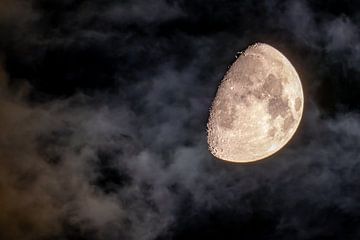 Der zunehmende Mond scheint durch die Wolken von Peter Bregman