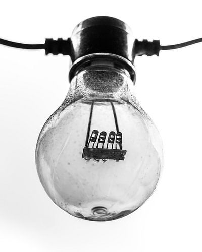 Glühbirne in schwarz-weiß fotografiert