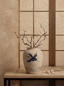 Beruhigendes japanisches Stillleben mit einer Vase mit Kranich-Motiv
