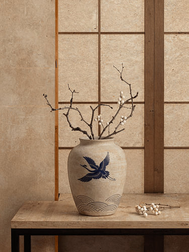 Nature morte japonaise apaisante représentant un vase orné d'un motif d'oiseau-grue sur Studio Pieternel