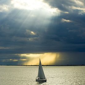 Zeilboot in zonlicht. van KO- Photo