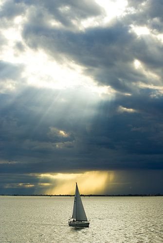 Zeilboot in zonlicht. by KO- Photo