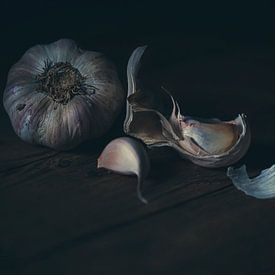 Garlic on a wooden table by John Quendag