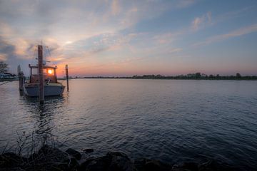Veerpontje zonsondergang van Moetwil en van Dijk - Fotografie