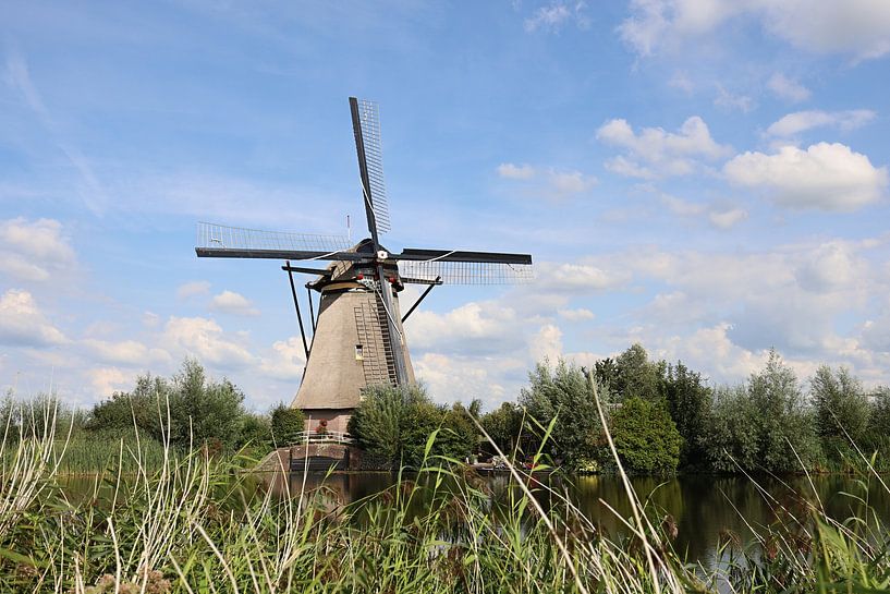 moulin sur kinderdijk avec un beau ciel hollandais par W J Kok