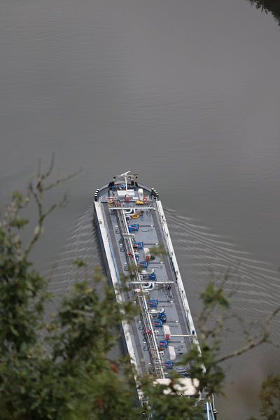 Vrachtschip in het water van Thomas Nijkamp