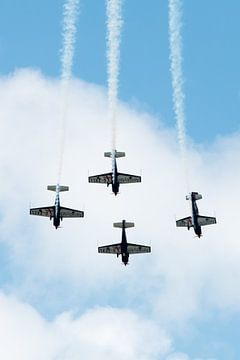 Blades aerobatic team vliegen in a diamond formation van Wim Stolwerk