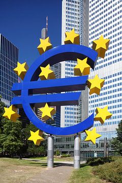 Euro symbol in front of the ECB building