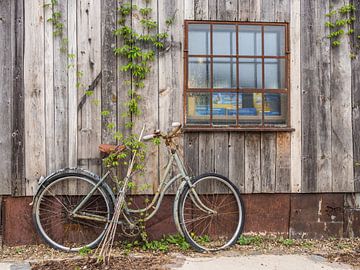 Een damesfiets leunend tegen de muur van een huis van Jörg B. Schubert