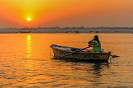 's Ochtends vroeg bij zonsopkomst op de Ganges in Varanasi India van Gonnie van de Schans thumbnail