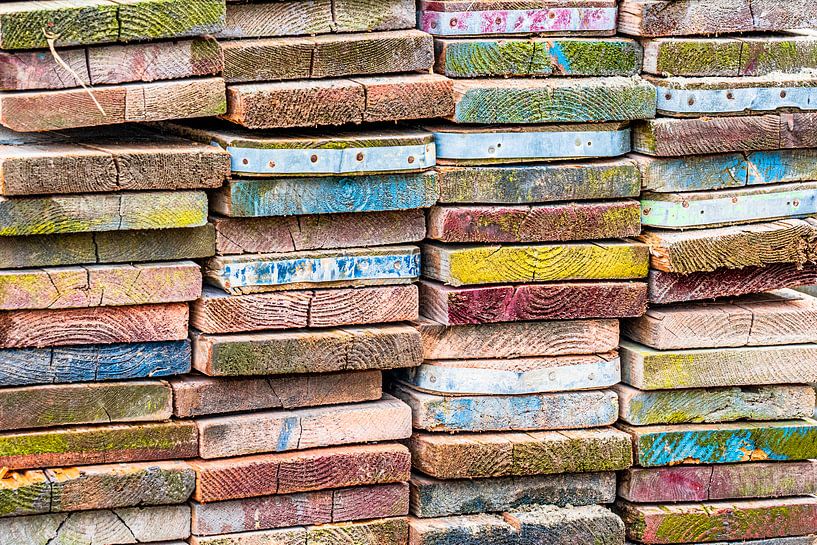 stack of coloured shelves by Lydia Toerse