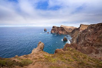 De Atlantische Oceaan aan de kust van Madeira Island