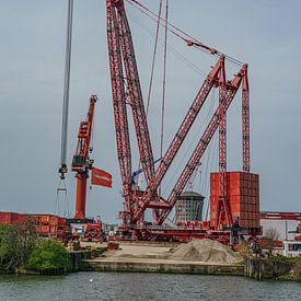 Mammoet PTC 210-DS hijskraan in Schiedam. van Jaap van den Berg