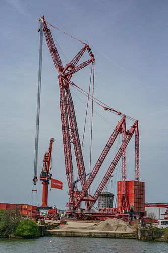 Mammoet PTC 210-DS hijskraan in Schiedam. van Jaap van den Berg