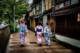 Japanische Damen in einer historischen Straße