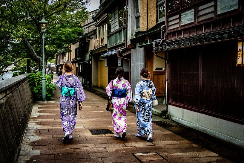 Japanse dames in een historisch straatje van Marcel Alsemgeest