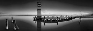 Leuchtturm Podersdorf am Neusiedler See in schwarzweiss.