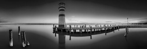 Vuurtoren Podersdorf aan het Neusiedl meer in zwart-wit.