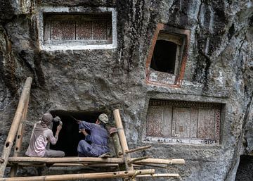 Faire une chambre funéraire dans la roche dure avec un ciseau à bois. sur Anges van der Logt