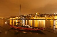 Stadsgezicht Porto (Portugal) in de avond