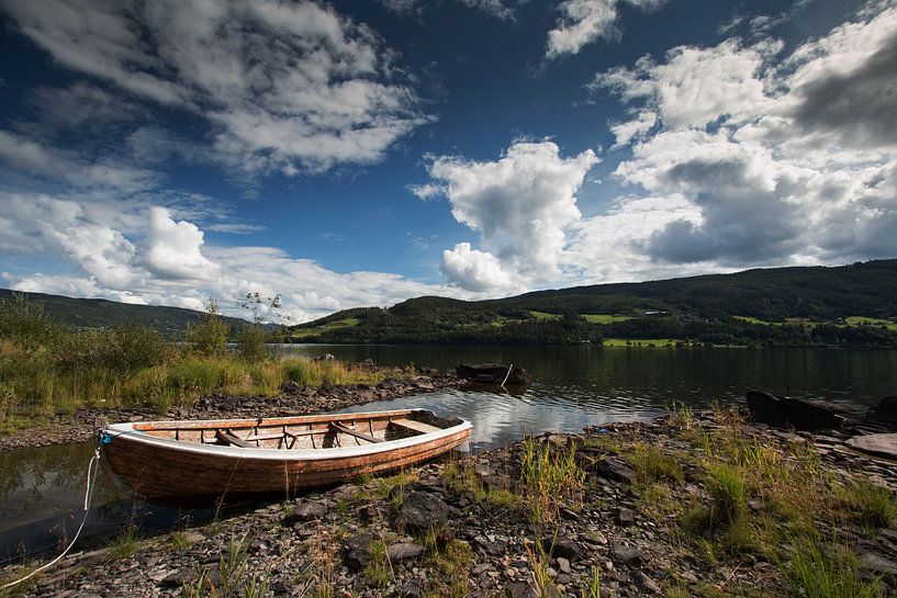 Bootje in een Noorse fjord by Klaas Hollebeek