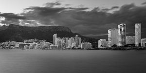 Die Skyline von Calpe in Schwarz-Weiß, Spanien