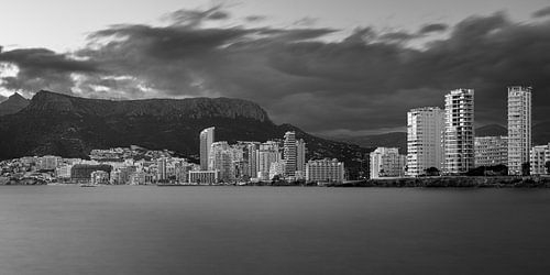 De skyline van Calpe in Zwart-Wit, Spanje