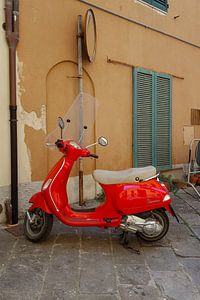 Rode Vespa scooter in Italië van Kok and Kok