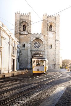 Tram, kerk en oude steegjes in Lissabon van Fotos by Jan Wehnert