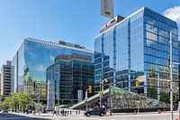 Reflet de l'ancien immeuble de bureaux dans le nouvel immeuble de bureaux
