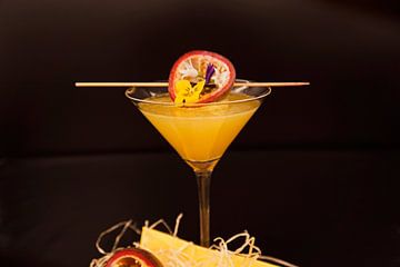 Passionsfrucht-Wodka-Cocktail im Martiniglas