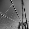 Brooklyn Brückenlinien, New York | Abstrakte NYC Kunstwerke | Schwarzweiss-Kunstfotografie von Ilse Stronks | Lines and light inspired travel photography