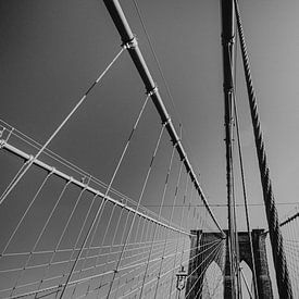 Brooklyn Brückenlinien, New York | Abstrakte NYC Kunstwerke | Schwarzweiss-Kunstfotografie von Ilse Stronks | Lines and light inspired travel photography
