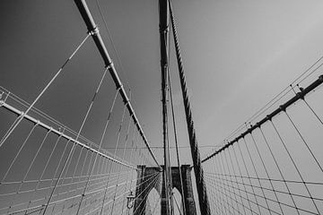 De lijnen van de Brooklyn Bridge, New York | Abstract NYC-kunstwerk | Zwart-wit fotografie van Ilse Stronks | Lines and light inspired travel photography