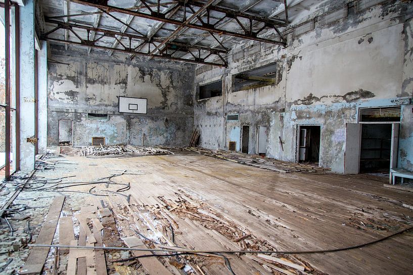 Abandoned gymnasium by Julian Buijzen