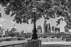 Promenade au bord de la Tamise à Southbank, Londres - monochrome