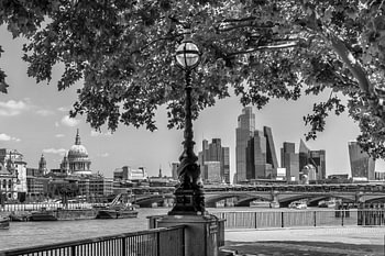 De Southbank-waterkant in Londen - monochroom