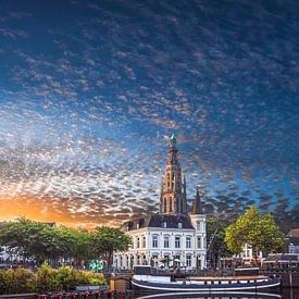 Kleurrijke zonsopkomst Spinola en Grote Kerk Breda van Joris Bax