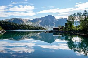 Spiegelung in einem See in Norwegen